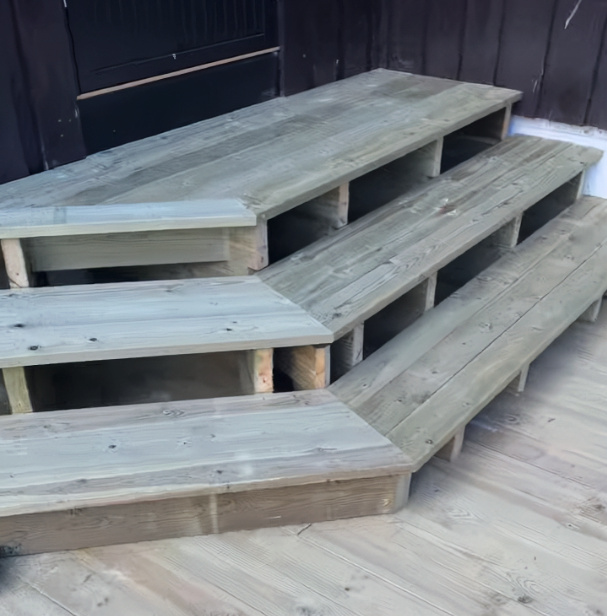 Terrasse og trapp bygget av tømrer